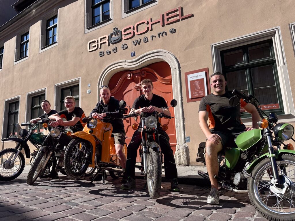 Santino, Julian, Tom, Finn, Nick (von links nach rechts) mit ihren Simsons vor dem Unternehmen
