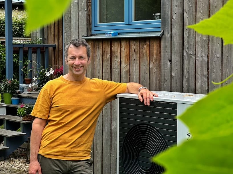 Bertram Liskowsky vor der Außeneinheit seiner neuen Luft-Wasser-Wärmepumpe aroTHERM-plus von Vaillant