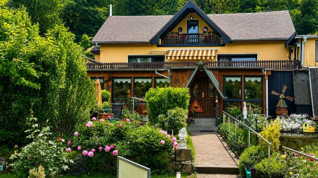 Das finnisch geprägte Haus und Grundstück von Rosalinde Hartenstein-Schier in Pirna