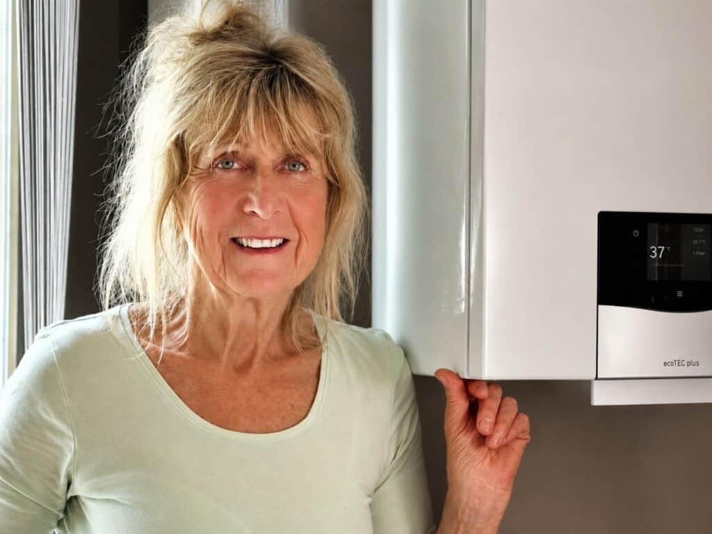 Rosalinde Hartenstein-Schier vor ihrem neuen Gas-Brennwertgerät Vaillant ecoTEC